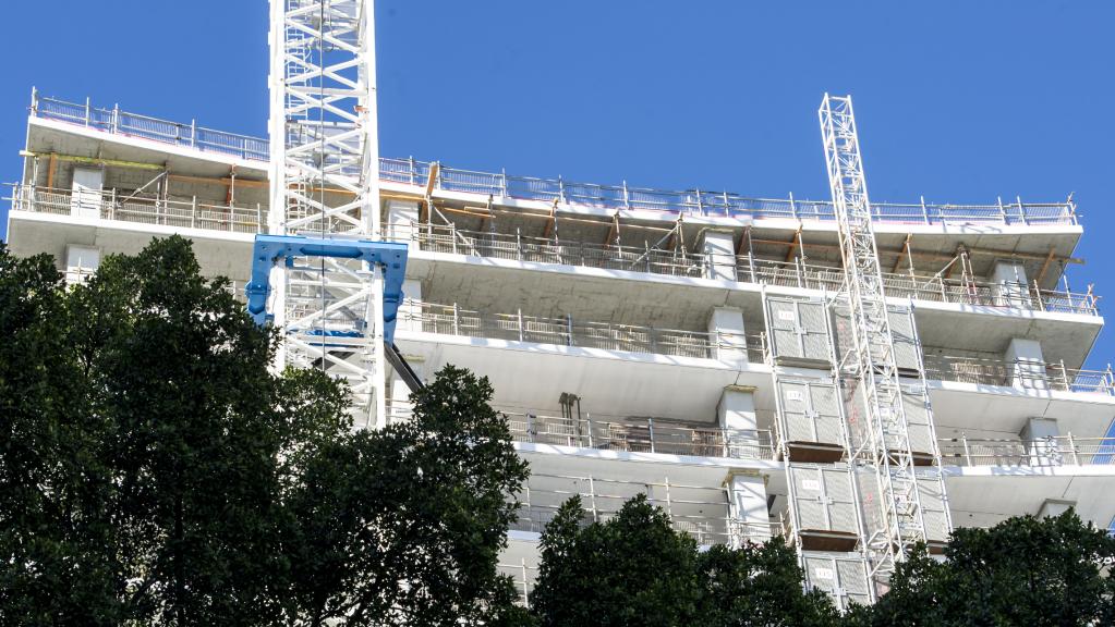 Perth construction site worker dies after falling 13 floors down apartment block ventilation shaft